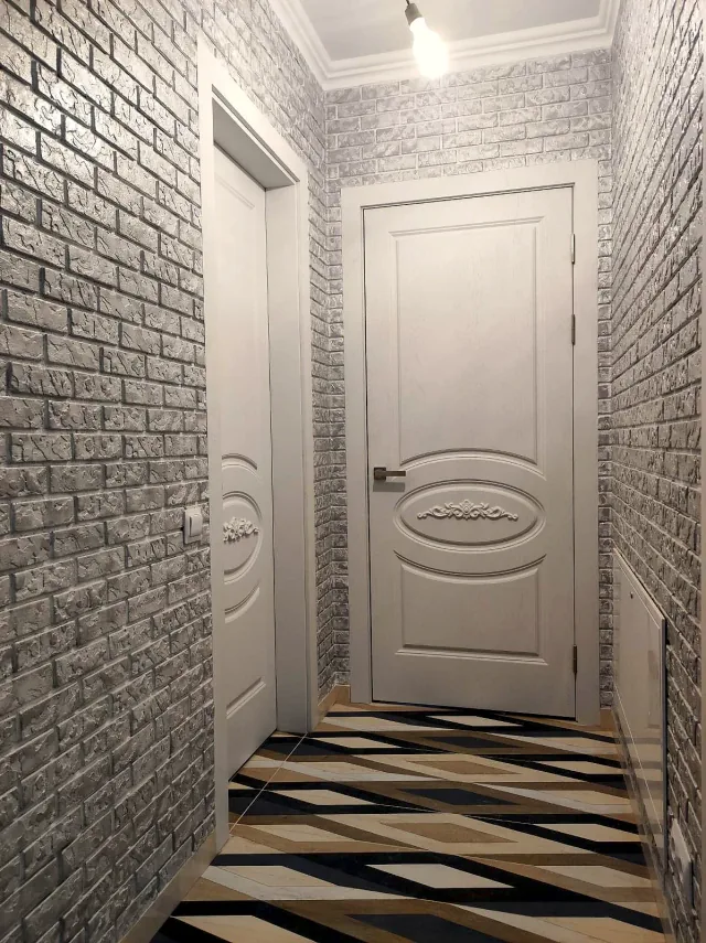 Ușă albă clasică, cu decor în relief